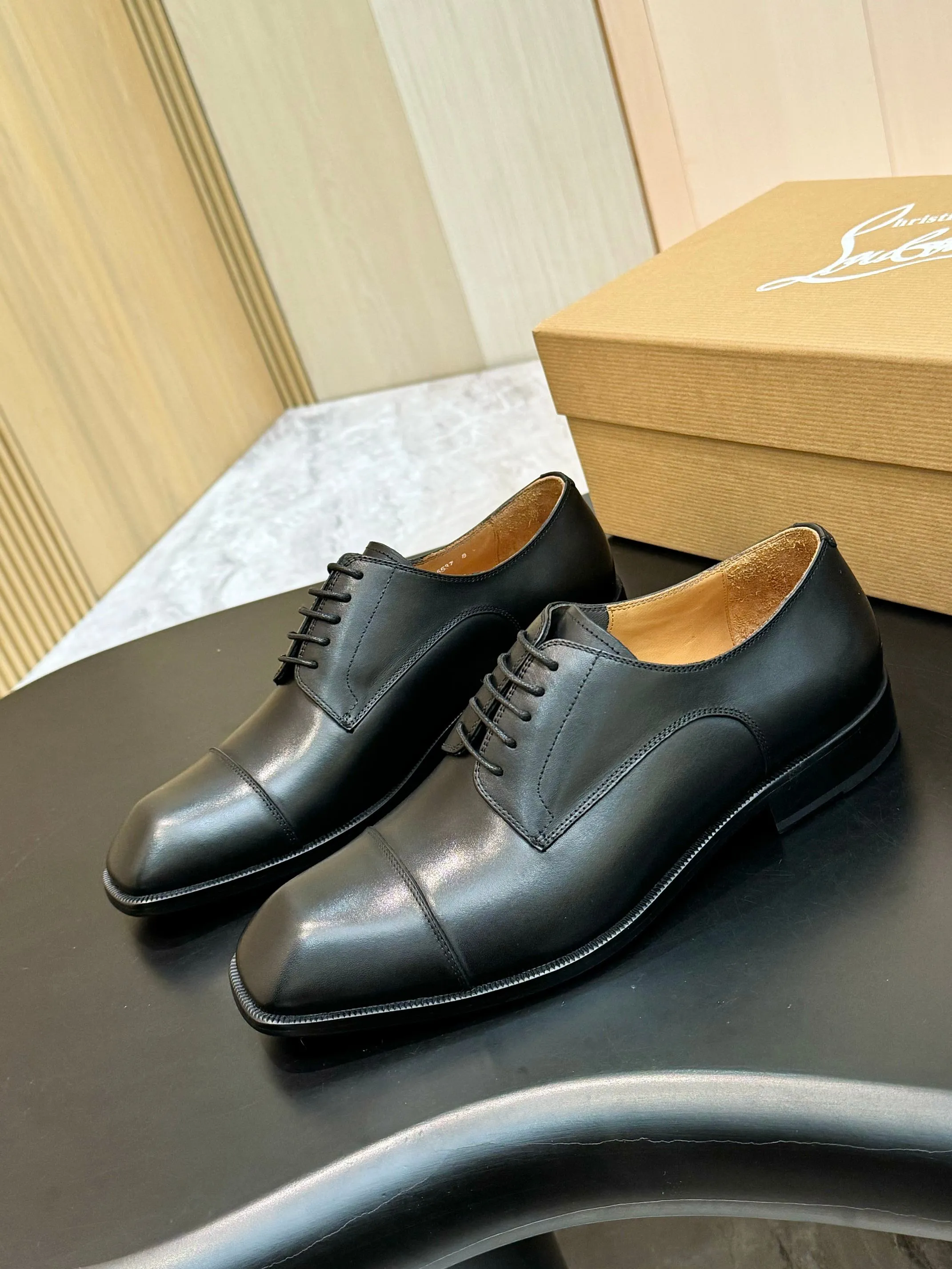 [CL red sole shoes] Top P: 1020💰 Size 39-44 (⚠️38.45.46.47 custom-made, non-returnable and non-exchangeable) 🆑High-end men's business formal leather shoes, original authentic top quality goods ••✅💯 Top original order purchasing agent! Original imported patterned cowhide ➕Imported cowhide lining ➕Cowhide feet ➕Original leather outsole~🉑️Feel free to compare the authentic ones!